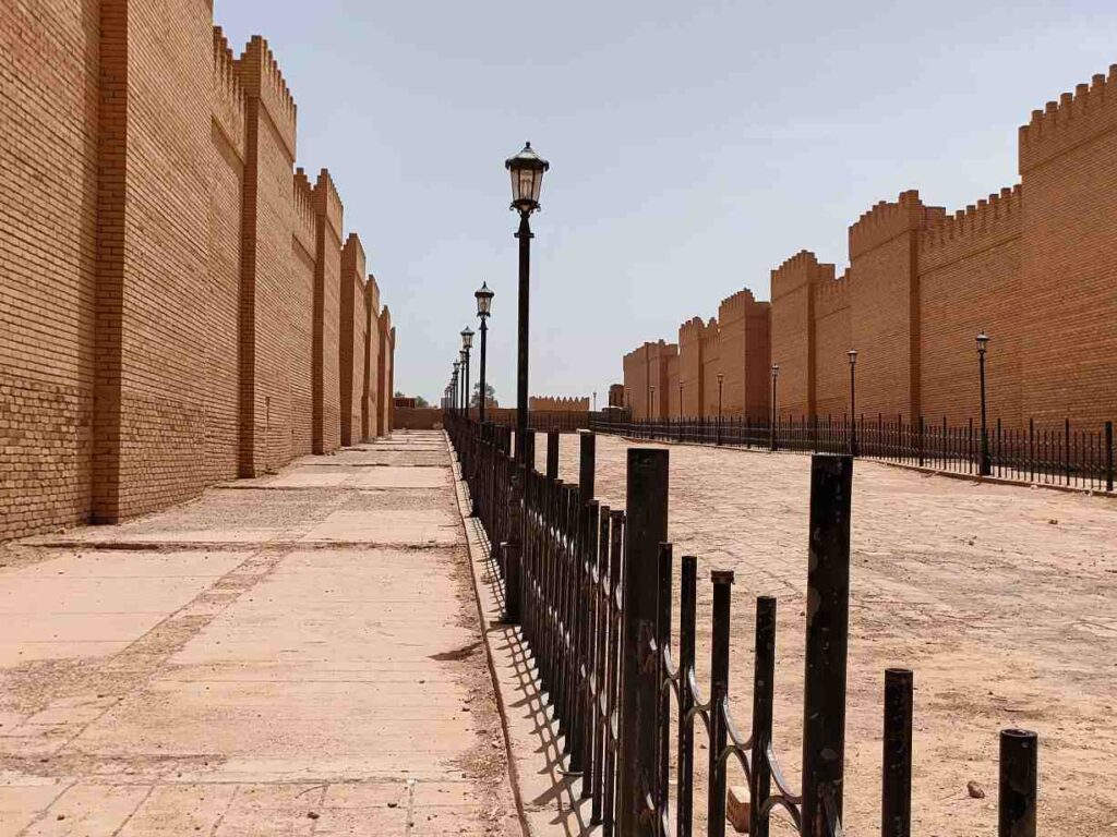 Babilon rekonstrualt körmeneti utjanak falai 