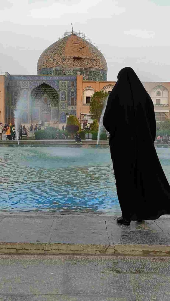 Iráni nő csadorban Iszfahánban