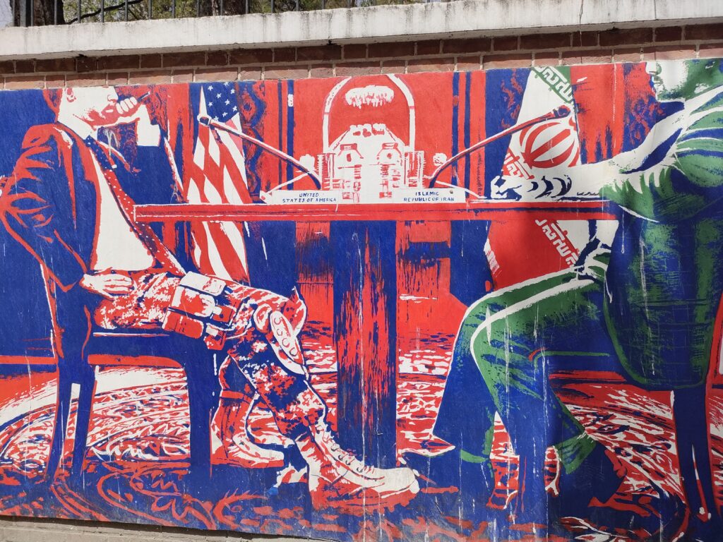 Graffiti az egykori amerikai nagykövetség falán Teheránban