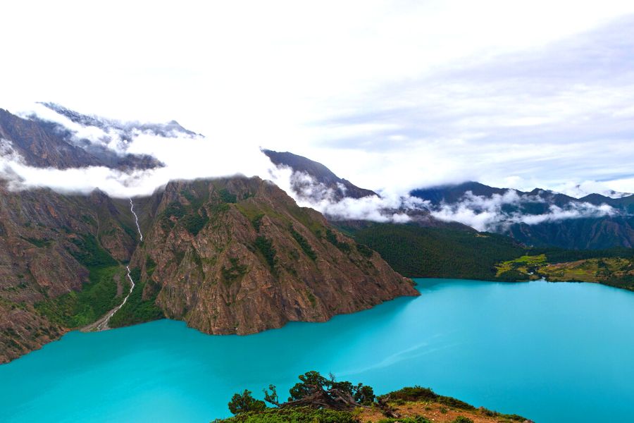 Türkizkék tó a Dolpo régióban Nepálban