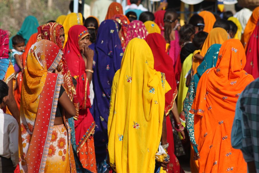Indiai nők színes száriban