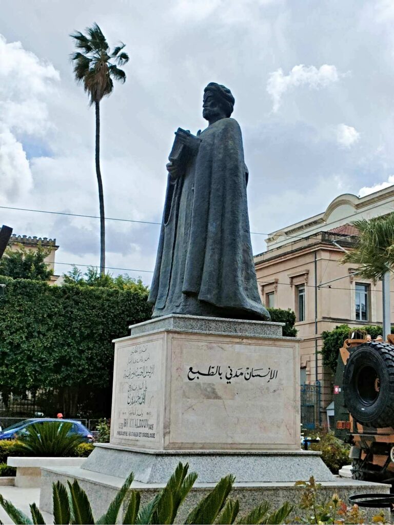 Ibn Khaldun szobra a Habib Bourguiba sugárúton