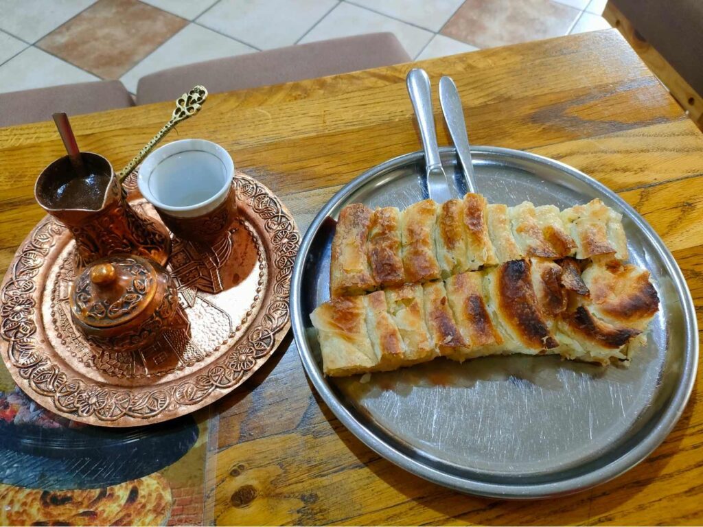 Boszniai reggeli zeljanica és boszniai kávé