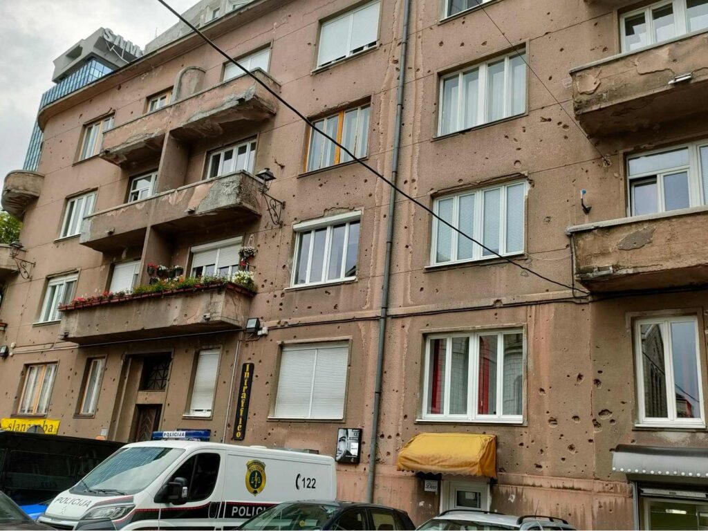 Bombázások nyomai Szarajevó házain