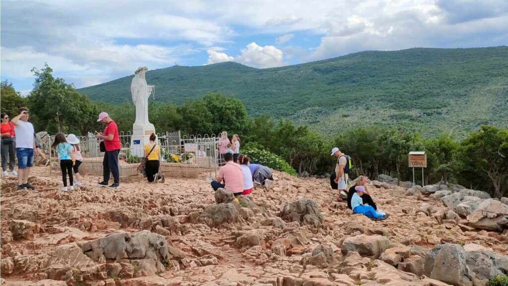 Medjugorje, Szűz Mária szobra a hegyen