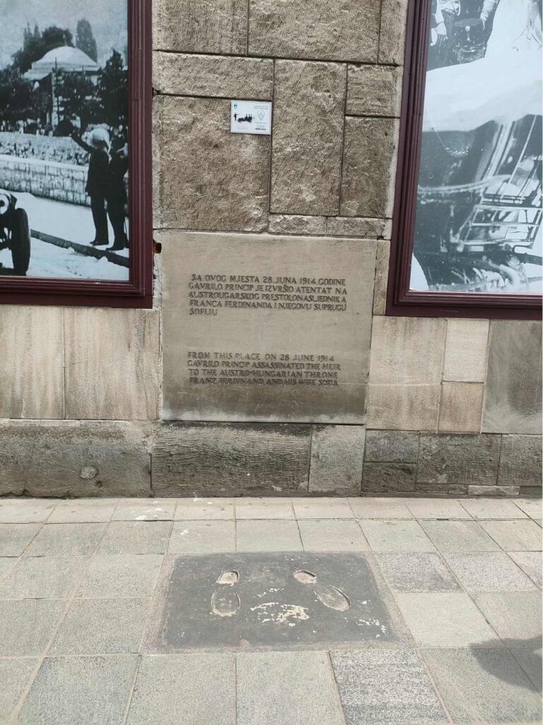 Gavrilo Prinzip lábnyomai jelzik Szarajevóban ahonnan elkövette a merényletet