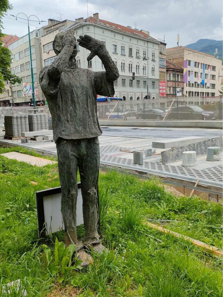 „Nermin gyere….” szobor Srebrenica emlékére Szarajevóban