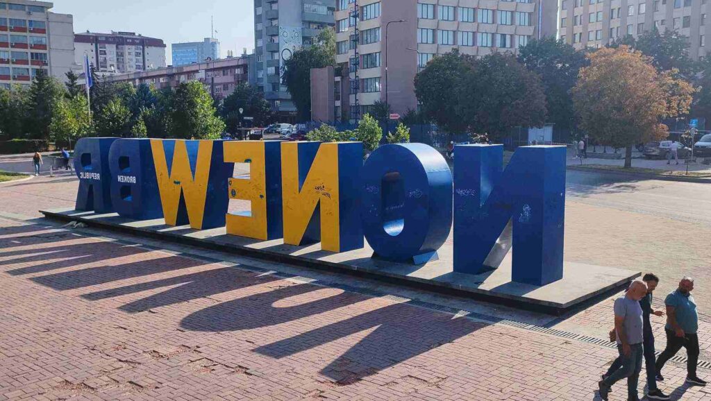 Újjászületés emlékműve (Newborn Monument) Koszovóban