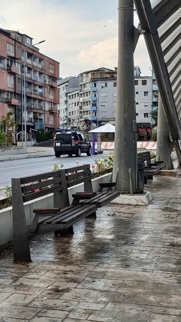 A KFOR örzi az Új hídat Mitrovicában