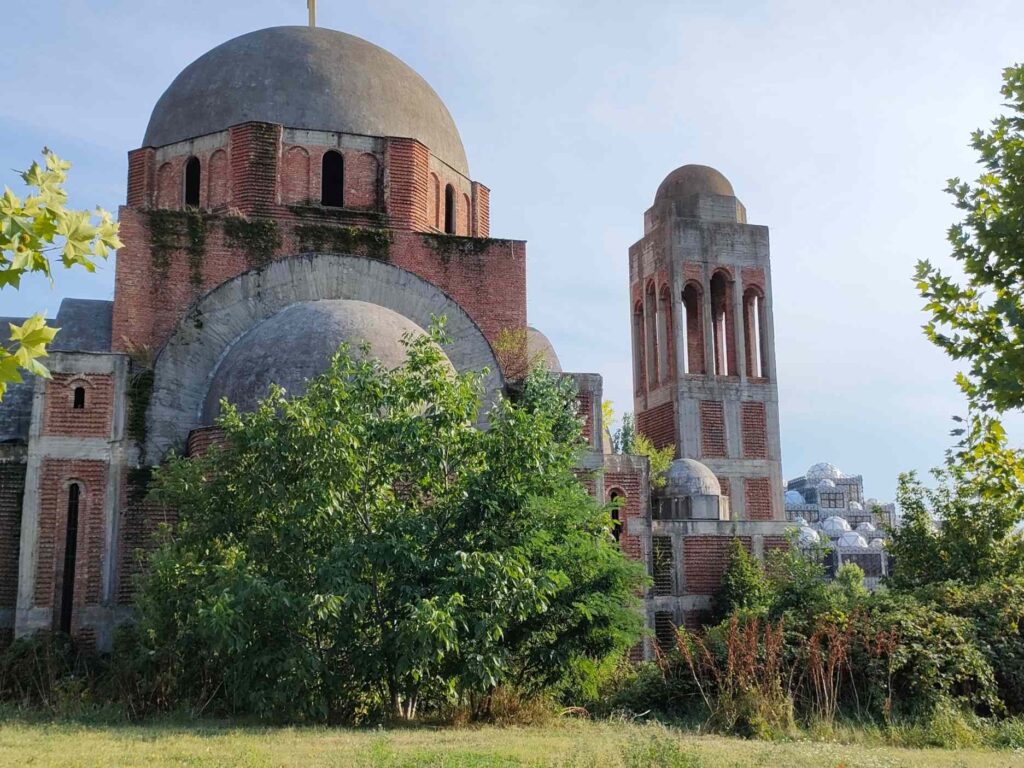 Befejezetlen szerb ortodox templom Pristina