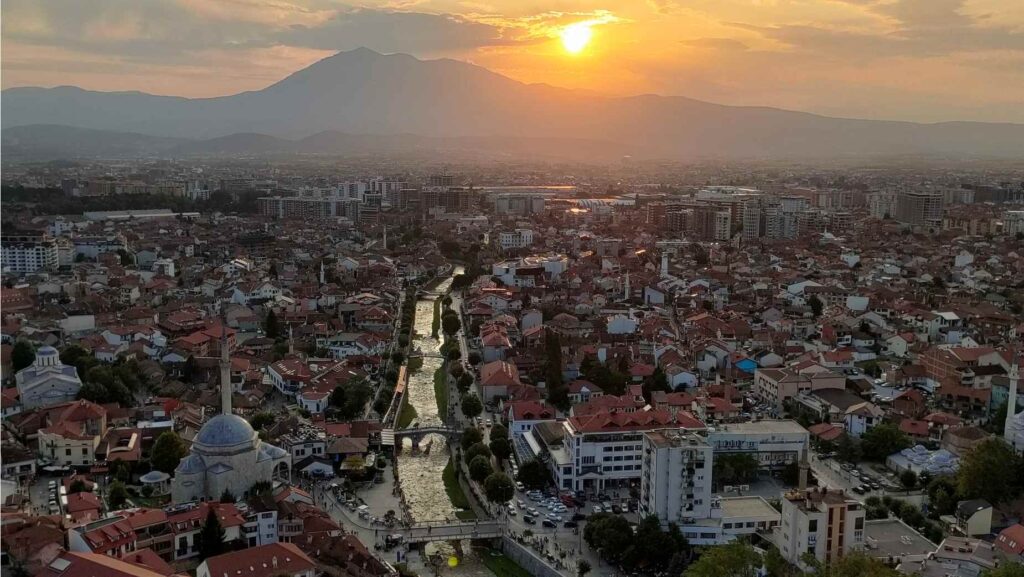 Kilátás naplementekor Prizrenre