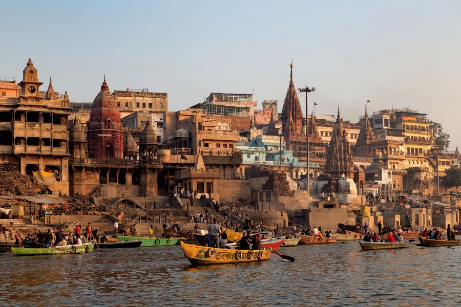 A Gangesz partján fekvő Benáresz vízlépcsői