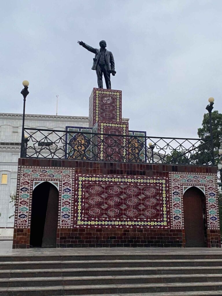 Lenin statue in Ashgabat