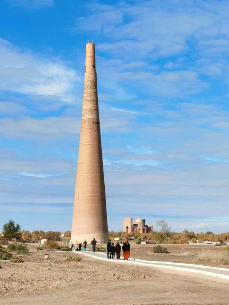 62 méter magas Kutlug-Timur minaret Konya Urgench