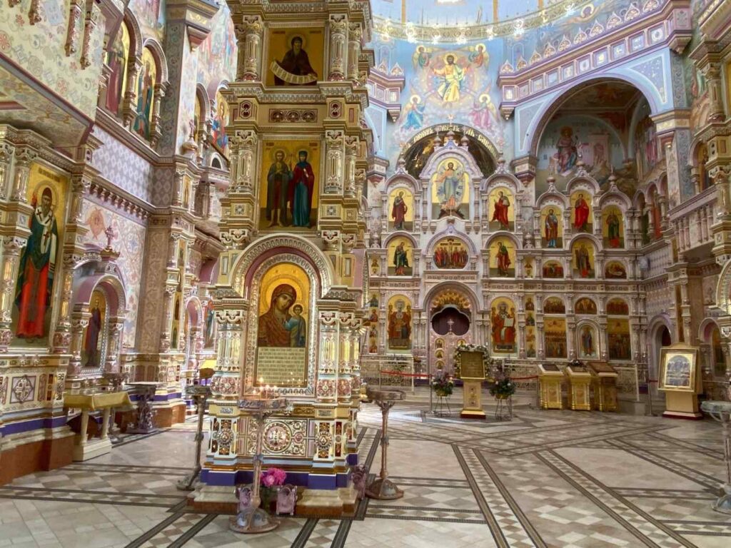 Mindenszentek temploma belülről