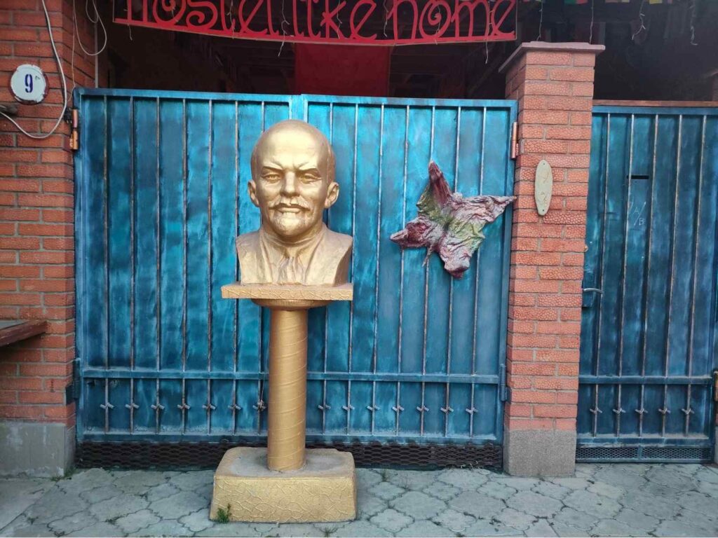 A  like home hostel bejárata 