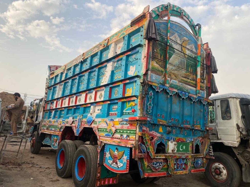 Pakisztán hires autófestő műhelyei