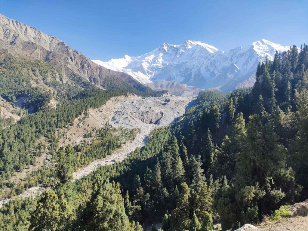 Túrázva vagy lóháton Fairy Meadows felé