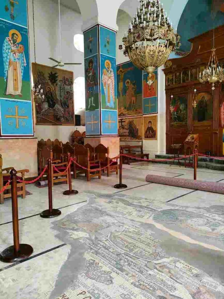 Szent György templom a Szentföld térképével 